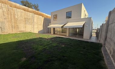 Casa en Arriendo en Camino El Chin con Camino El Huinganal