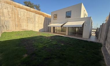 Casa en Arriendo en Camino El Chin con Camino El Huinganal