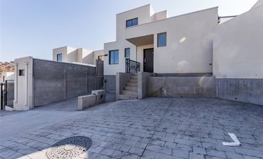 Casa en Arriendo en Camino El Chin con Camino El Huinganal