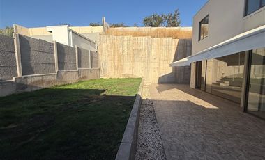 Casa en Arriendo en Camino El Chin con Camino El Huinganal