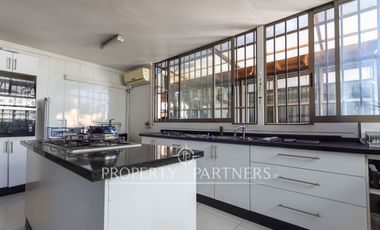 Gran Casa Esquina en San Joaquín, 5 Dormitorios + Piscina + Quincho | A pasos de Metro