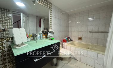 Gran Casa Esquina en San Joaquín, 5 Dormitorios + Piscina + Quincho | A pasos de Metro