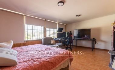 Gran Casa Esquina en San Joaquín, 5 Dormitorios + Piscina + Quincho | A pasos de Metro
