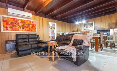 Gran Casa Esquina en San Joaquín, 5 Dormitorios + Piscina + Quincho | A pasos de Metro