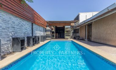 Gran Casa Esquina en San Joaquín, 5 Dormitorios + Piscina + Quincho | A pasos de Metro