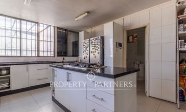 Gran Casa Esquina en San Joaquín, 5 Dormitorios + Piscina + Quincho | A pasos de Metro