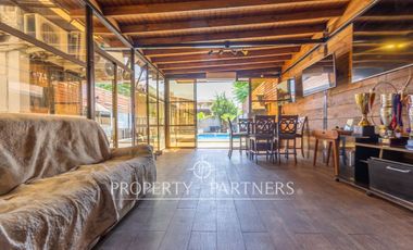 Gran Casa Esquina en San Joaquín, 5 Dormitorios + Piscina + Quincho | A pasos de Metro