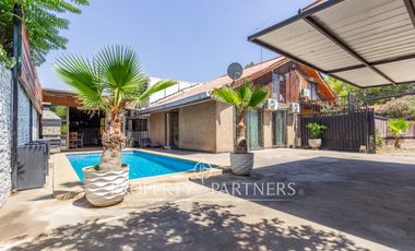 Gran Casa Esquina en San Joaquín, 5 Dormitorios + Piscina + Quincho | A pasos de Metro