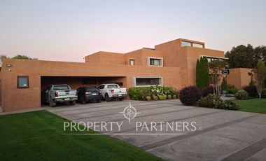 Espectacular casa en exclusivo condominio