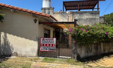 Casa  en Venta Haedo / Moron (A108 8257)
