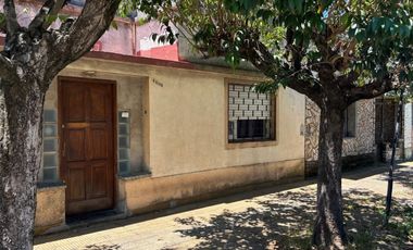 Casa  en Venta Haedo / Moron (A108 8257)