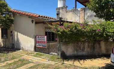 Casa  en Venta Haedo / Moron (A108 8257)
