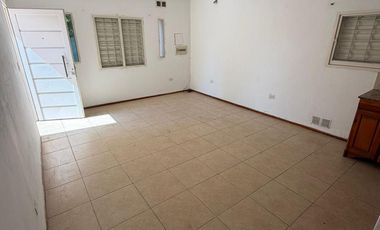 Casa en alquiler, B° Estacion Flores 2 dormitorios!!