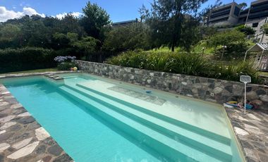 Casa AMOBLADA espectacular con vistas a la montaña, 4 dormitorios, pileta y patio