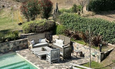 Casa AMOBLADA espectacular con vistas a la montaña, 4 dormitorios, pileta y patio