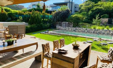 Casa AMOBLADA espectacular con vistas a la montaña, 4 dormitorios, pileta y patio