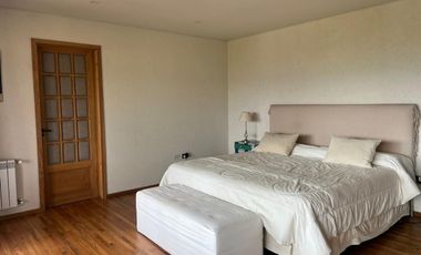 Casa AMOBLADA espectacular con vistas a la montaña, 4 dormitorios, pileta y patio