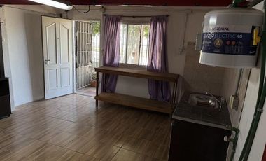 Alquiler 2 Dormitorios en  Calle Bélgica 673 (entre Barzi e Int. Oliver), Florencio Varela. ¡Conectividad total!