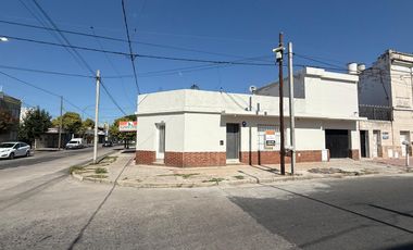 Se alquila excelente casa esquina 3 Dormitorios con cochera