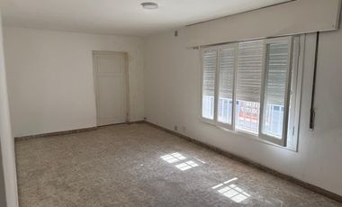 Se alquila excelente casa esquina 3 Dormitorios con cochera