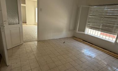 Se alquila excelente casa esquina 3 Dormitorios con cochera