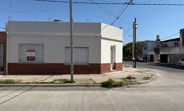 Se alquila excelente casa esquina 3 Dormitorios con cochera