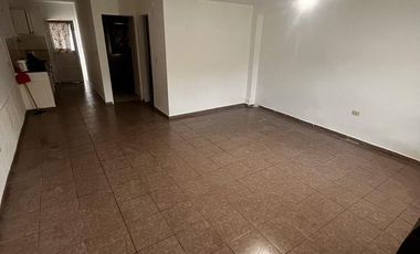 Departamento 1 dormitorio con cochera y patio