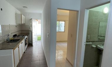 Departamento 1 dormitorio con cochera y patio