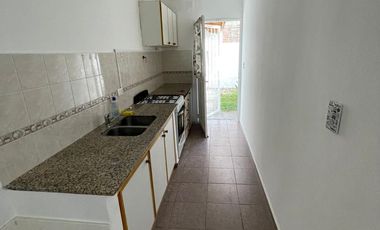 Departamento 1 dormitorio con cochera y patio