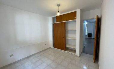 Departamento 1 dormitorio con cochera y patio