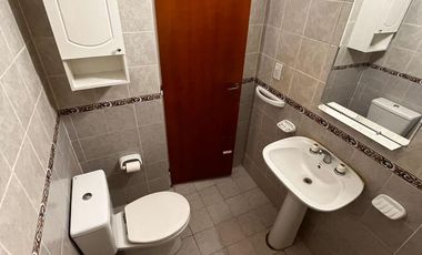 Departamento 1 dormitorio con cochera y patio