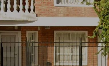 Departamento 1 dormitorio con cochera y patio