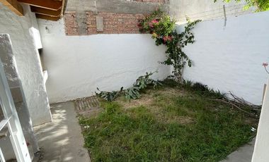 Departamento 1 dormitorio con cochera y patio