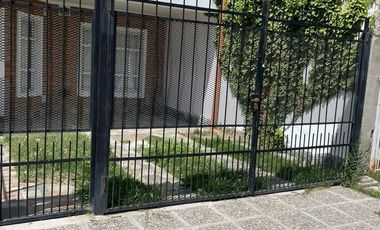 Departamento 1 dormitorio con cochera y patio