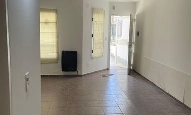 Departamento 1 dormitorio con cochera y patio