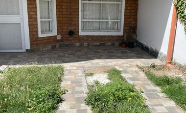 Departamento 1 dormitorio con cochera y patio