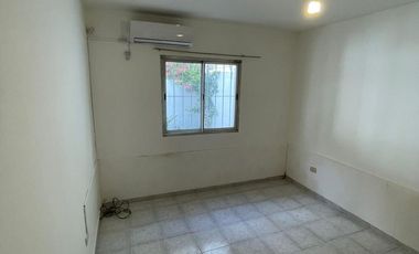 Departamento 1 dormitorio con cochera y patio