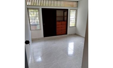 SE ARRIENDA O VENDE HERMOSA CASA EN FRENTE A LA CLINICA BUCARAMANGA