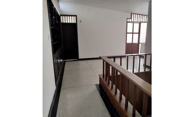 SE ARRIENDA O VENDE HERMOSA CASA EN FRENTE A LA CLINICA BUCARAMANGA