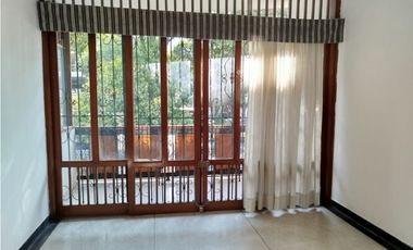 SE ARRIENDA O VENDE HERMOSA CASA EN FRENTE A LA CLINICA BUCARAMANGA