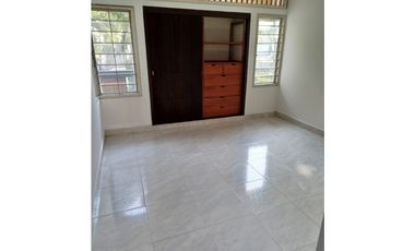 SE ARRIENDA O VENDE HERMOSA CASA EN FRENTE A LA CLINICA BUCARAMANGA