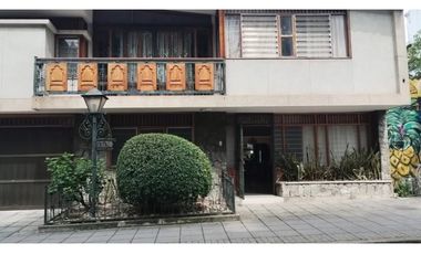 SE ARRIENDA O VENDE HERMOSA CASA EN FRENTE A LA CLINICA BUCARAMANGA