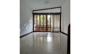 SE ARRIENDA O VENDE HERMOSA CASA EN FRENTE A LA CLINICA BUCARAMANGA