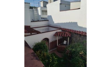 SE ARRIENDA O VENDE HERMOSA CASA EN FRENTE A LA CLINICA BUCARAMANGA