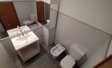 OFICINA AMOBLADA - TRES PRIVADOS - KITCHENETTE - DOS BAÑOS - Bº CENTRO