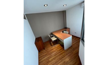 OFICINA AMOBLADA - TRES PRIVADOS - KITCHENETTE - DOS BAÑOS - Bº CENTRO