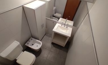 OFICINA AMOBLADA - TRES PRIVADOS - KITCHENETTE - DOS BAÑOS - Bº CENTRO