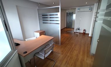 OFICINA AMOBLADA - TRES PRIVADOS - KITCHENETTE - DOS BAÑOS - Bº CENTRO
