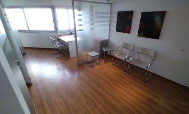 OFICINA AMOBLADA - TRES PRIVADOS - KITCHENETTE - DOS BAÑOS - Bº CENTRO