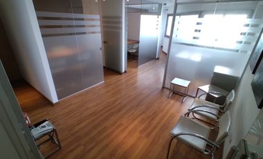 OFICINA AMOBLADA - TRES PRIVADOS - KITCHENETTE - DOS BAÑOS - Bº CENTRO